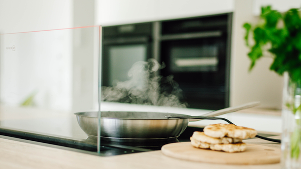 Kochfeld mit ausfahrbaren Dunstabzug aus Glas