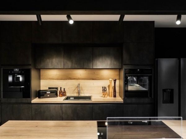 Dunkle Küche mit Holzelementen
