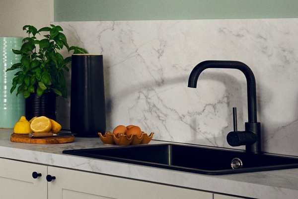 Dettaglio del lavello da cucina con rubinetto