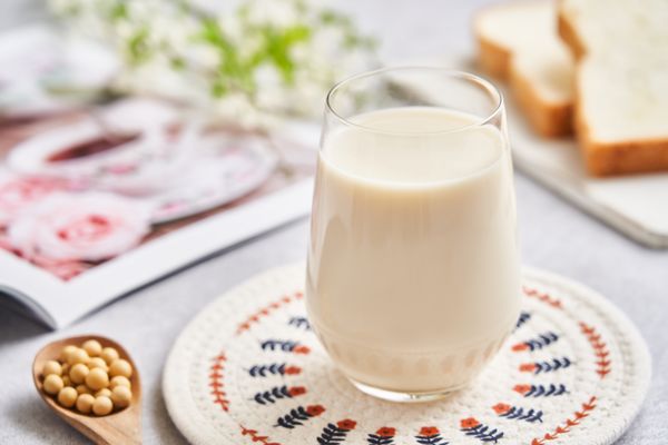 Bicchiere di latte sul tavolo