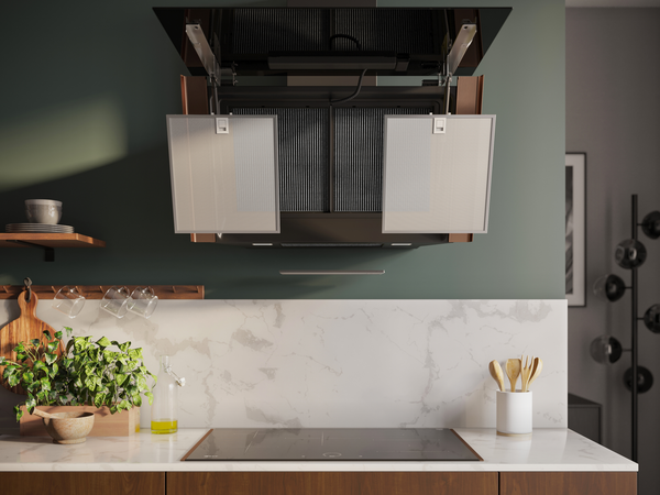 Kopffreihaube mit ge&ouml;ffnetem Filterbereich und zwei  Metallfettfiltern. 