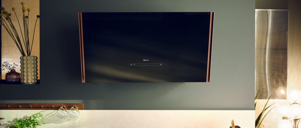 Eine Dunstabzugshaube hängt in einer Küche.