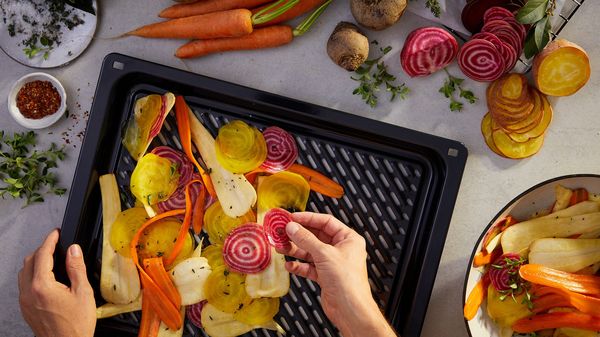 Zubereitung Gemüsechips auf einen Airfry Blech.