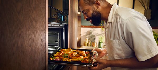 Slide&Hide®  door of Neff oven slides under the oven to give unhindered access.