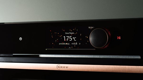 Rusztikus sörkenyér szalonnás vajjal fa deszkán