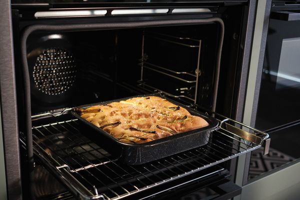 Focaccia in teglia appena cotta in un forno NEFF con funzione lievitazione