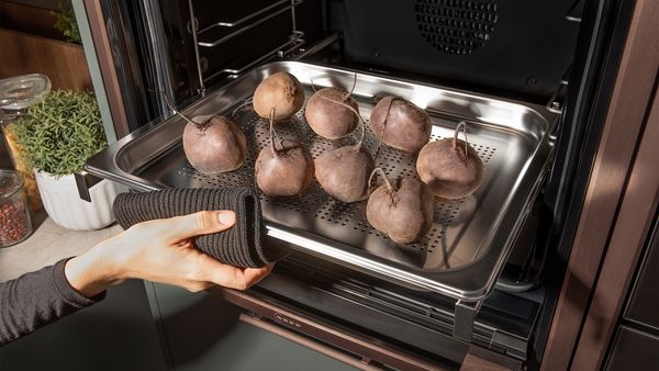 the beetroot are placed in the NEFF oven on the special steam tray