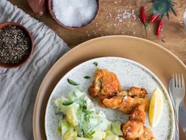 Pollo fritto con panatura dorata con verdure in un piatto