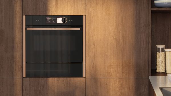 NEFF ovn med indbygget mikrobølgeovn i et brunt køkken.