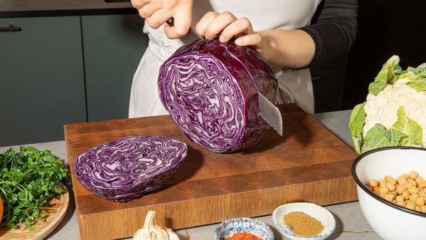 Cutting the red cabbage into thumb-thick sclices