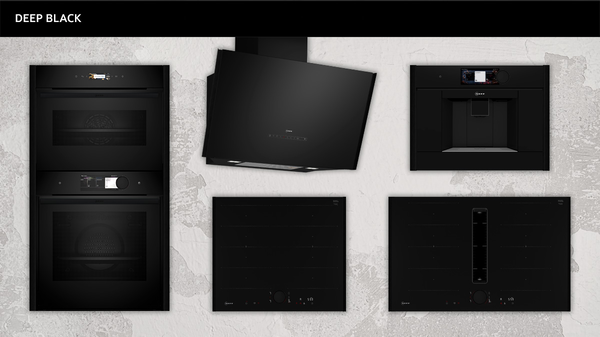 Schwarze Küchengeräte und Elektronik auf Marmor Hintergrund.