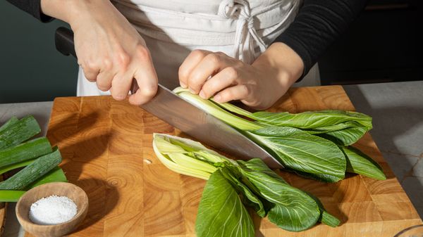 Snijd de uiteinden van de kroppen paksoi en snijd ze doormidden of in vieren.