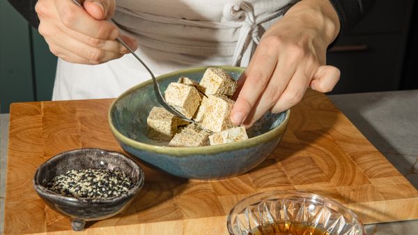 Stap 2: Dep de tofu droog en snijd in hapklare blokjes.