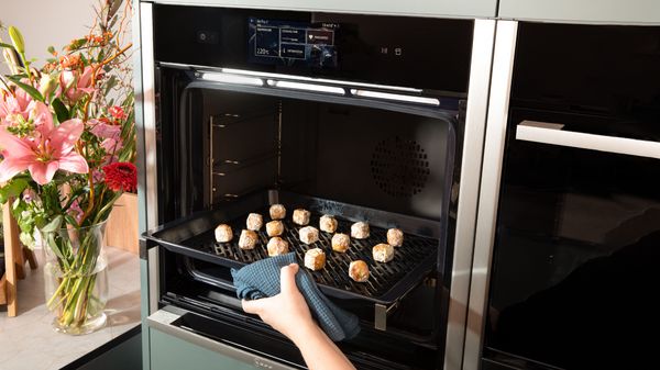 Stap 3: Verspreid de gekruide tofu op de Air Fry & grill plaat en plaats de plaat in de oven op niveau 2