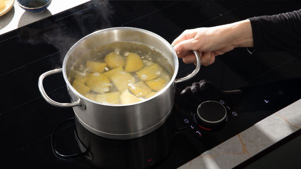Stap 2: Schil de aardappelen en snijd ze in stukken.