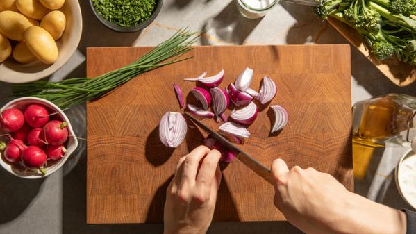 Stap 2: Verwijder de harde uiteinden van de broccolini terwijl de kip marineert.