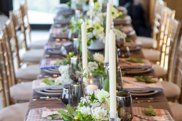 Tavola apparecchiata con tovaglioli di stoffa piegati nei piatti