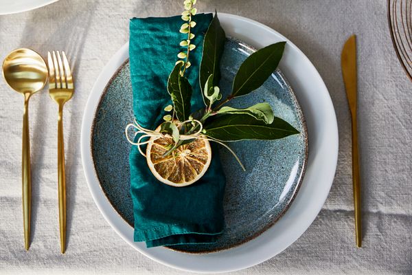 Apparecchiatura con tovagliolo di carta piegato