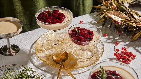 Zimt-Panna-Cotta mit Glühweinkirschen