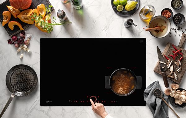 Visione dall’alto di un piano a induzione Neff