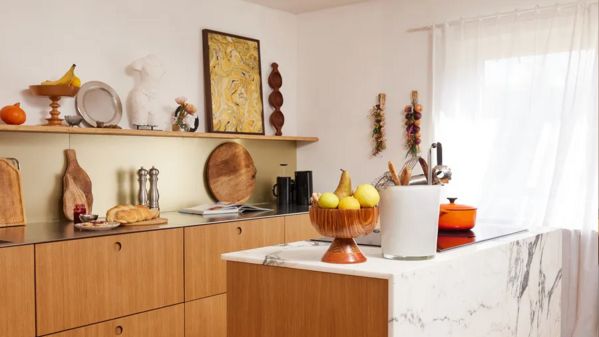 Visuale di una cucina interamente in legno