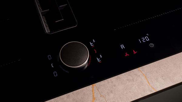 H&aacute;zi chili sz&oacute;sz kis &uuml;vegben piros chilikkel egy faasztalon