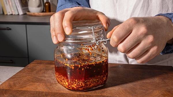 Chili Öl mit Knusper in einem Gefäß 