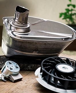 Un assortiment de pi&egrave;ces d&eacute;tach&eacute;es dispos&eacute;es sur une surface en bois. 