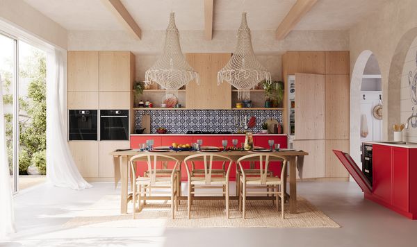 Cucina in legno chiaro rinnovata con dettagli rossi e mensole decorative