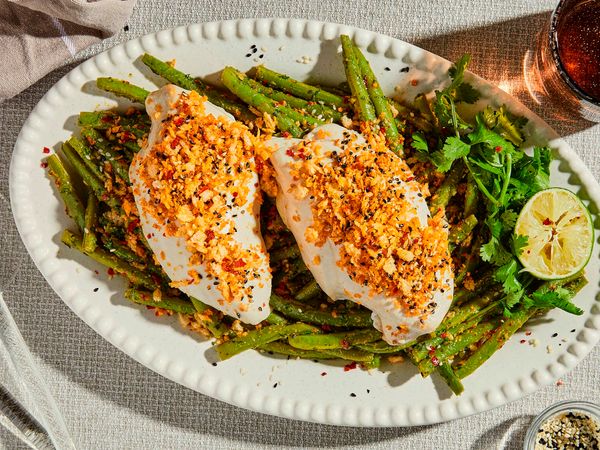 Steamed chicken breast with green beans served on a serving platter