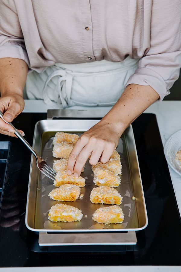 Fish frying on Tepan Yaki plate on NEFF induction hob.