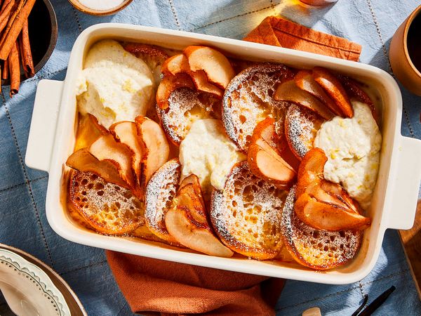 A tray with toasted bread, pear slices and mascarpone cream