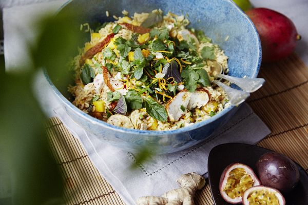 Ciotola di insalata leggera con mango e riso