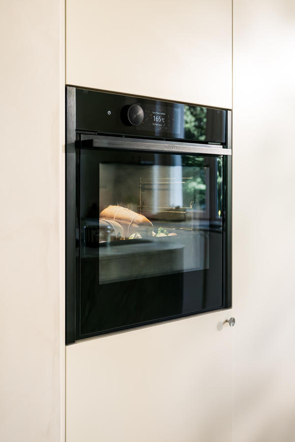 Backofen mit Seitenleisten, Griff und Twist Pad®-Flex Drehknopf in der Farbe Deep Black.