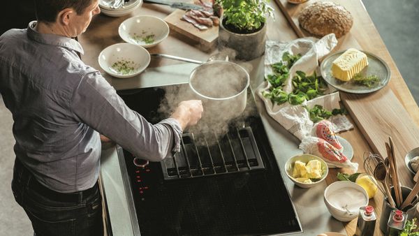 Vidéo d'une table de cuisson à ventilation intégrée en bronze brossé, caractéristiques fonctionnelles