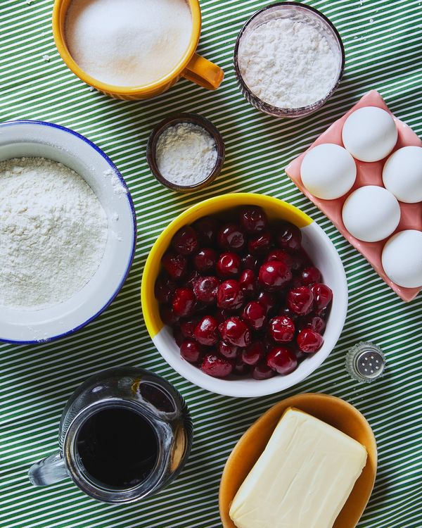 Zutaten für Streuselkuchen mit Sauerkirschen.