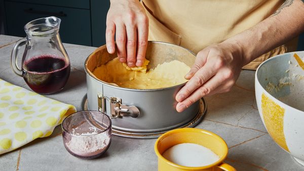 Den Teig in die Backform drücken.