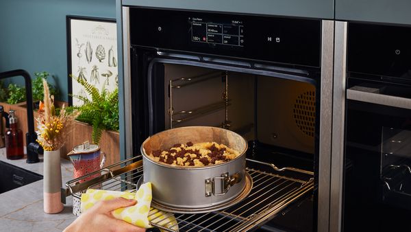 Den Kuchen in den Backofen schieben.