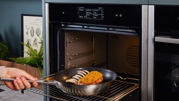 Il carré di agnello in crosta di pistacchi viene infornato.