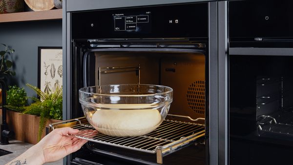 Hefe und Zucker in lauwarmem Wasser auflösen und für ca. 15 Minuten, oder bis sich Schaum bildet, ruhen lassen. Mehl in die Rührschüssel einer Küchenmaschine geben. Die Hefemischung in die Rührschüssel der Küchenmaschine füllen. 240 ml Olivenöl, Salz und Paprika in die Rührschüssel der Küchenmaschine geben und für ca. 10 Minuten vermengen. Den Teig nach Bedarf aus der Rührschüssel herauskratzen. Den Teig im Backofen mit der Gärfunktion für ca. 30 Minuten, oder bis sich sein Volumen verdoppelt hat, gehen lassen.
