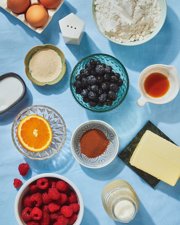 Zutaten für glasierte Zimtbrötchen mit Beeren.