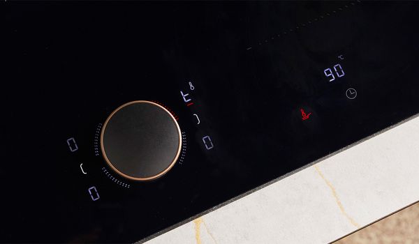 Κοντινή φωτογραφία όπου δείχνει την θερμοκρασία της εστίας και τον αισθητήρα.