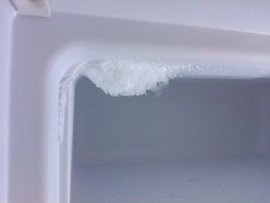 Ghiaccio formatosi nell'angolo in alto a sinistra del freezer