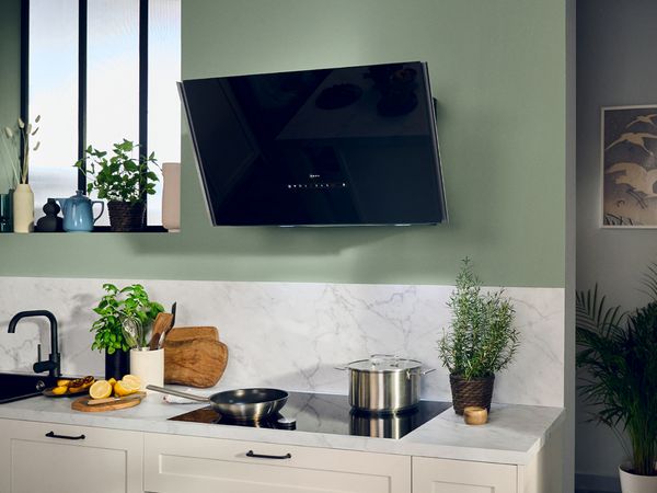 Andles cooker hood in green kitchen design