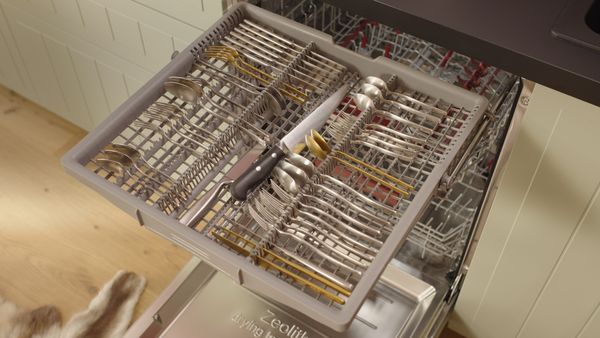 Een close-up van een hand die bordenhouders in een korf neerklapt