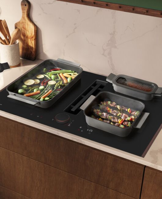 NEFF induction hob with grill plate and flex proinduction accessories in use