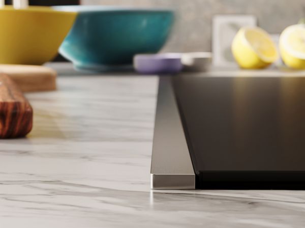 Matzwarte kookplaat met Metallic Silver Flex Design-zijlijst en wit marmeren werkblad