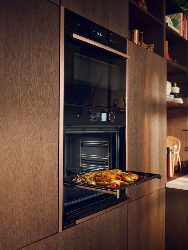 Slide & Hide&reg; Backofen und Kompaktger&auml;t in Brushed Bronze von der NEFF Collection
