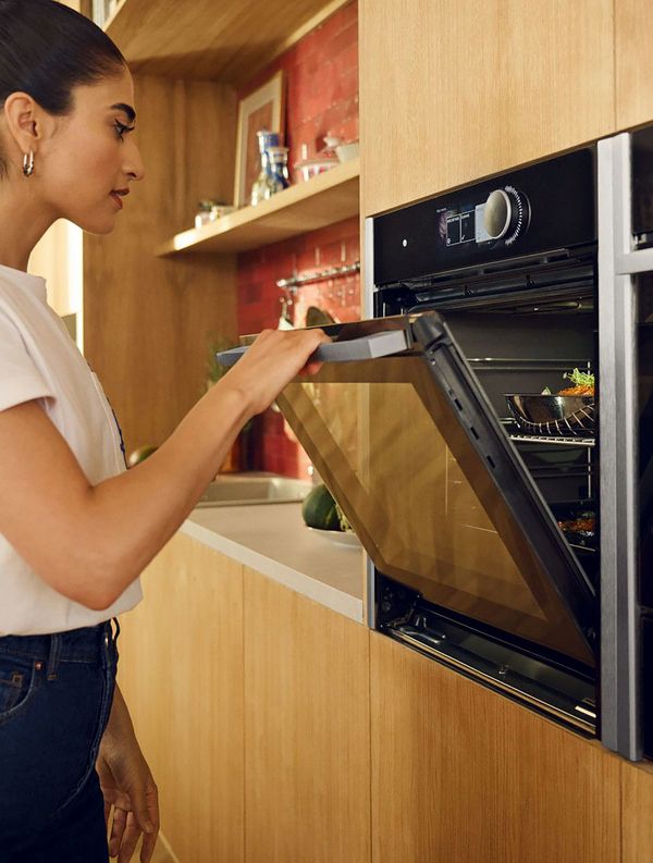 Slide & Hide® Backofen mit mitdrehenden Türgriff