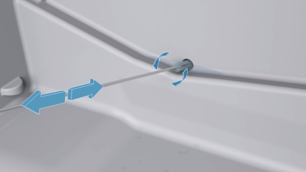 Kühlschrank Abfluss reinigen mit feiner Rohrbürste